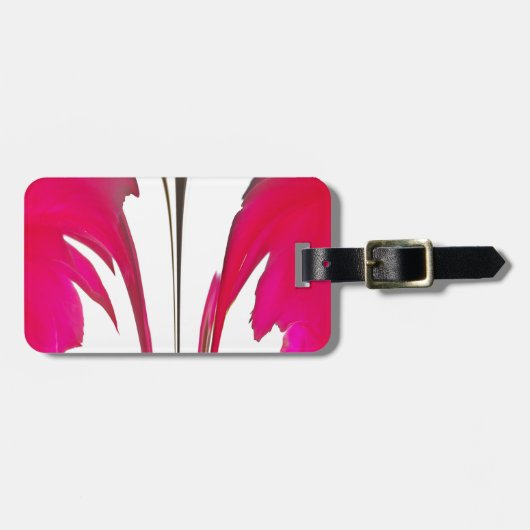 白い空の下の美しい驚くべき赤のバラ ラゲッジタグ (正面横)