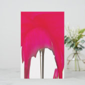 白い空の下の美しい驚くべき赤のバラ 便箋 (スタンド正面)