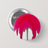 白い空の下の美しい驚くべき赤のバラ 缶バッジ (正面&裏面)