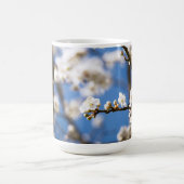 白い空の前の白い花 コーヒーマグカップ (中央)