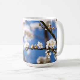 白い空の前の白い花 コーヒーマグカップ