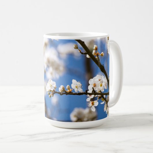 白い空の前の白い花 コーヒーマグカップ (正面右)