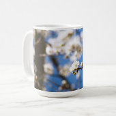 白い空の前の白い花 コーヒーマグカップ (正面左)