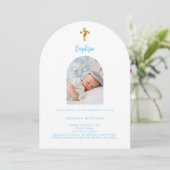 白い空の青い赤ちゃん男の子の写真アーチ洗礼 招待状 (スタンド正面)