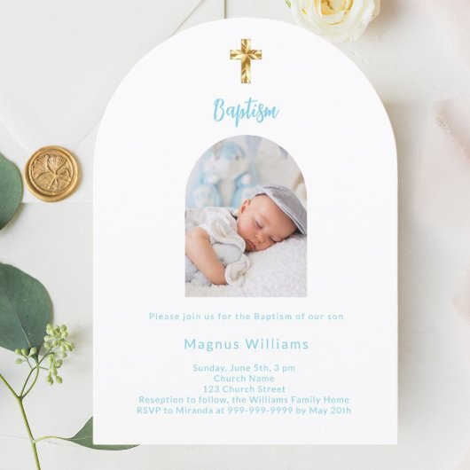 白い空の青い赤ちゃん男の子の写真アーチ洗礼 招待状