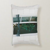 白い窓に緑の植物 アクセントクッション (正面(垂直))