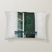 白い窓に緑の植物 アクセントクッション (裏面)