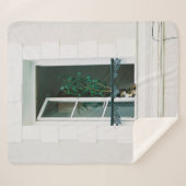 白い窓に緑の植物 シェルパブランケット (正面(横))