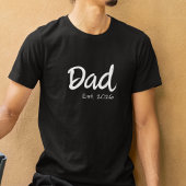 白い筆記体で「Dad Established」とデザイン Tシャツ