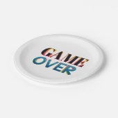 白い紙皿に太字で「ゲームオーバー」 ペーパープレート (アングル)