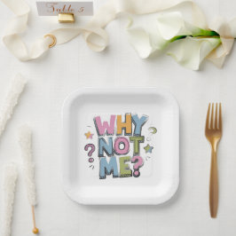 白い紙皿の文字は「WHY NOT ME?」と書かれている ペーパープレート