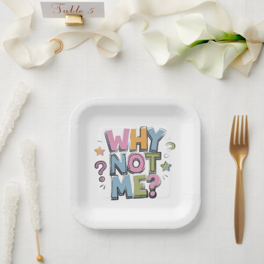 白い紙皿の文字は「WHY NOT ME?」と書かれている ペーパープレート (ウェディング)
