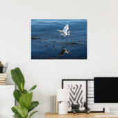 白い素晴らし緑が水の向こうを歩く ポスター (ホームオフィス)