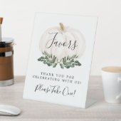 白い素朴かぼちゃを引っ張って一つ取って 台座サイン (インサイチュ)