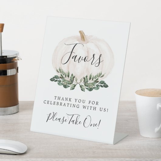 白い素朴かぼちゃを引っ張って一つ取って 台座サイン (インサイチュ)