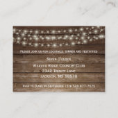 白い素朴花を持つ木製の樽 – 披露宴 エンクロージャーカード (裏面)