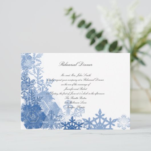 白い結婚式のリハーサルの夕食の青い雪片 招待状 (スタンド正面)