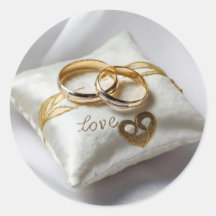 白い結婚枕に二つの指輪