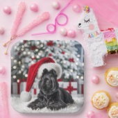 白い絨毯の上のクリスマス・スコットランドのテリア ペーパープレート (パーティー)