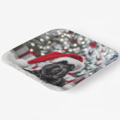 白い絨毯の上のクリスマス・スコットランドのテリア ペーパープレート (傾斜あり)