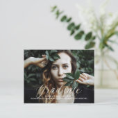 白い繊細なスクリプト写真卒業はがき 案内ポストカード (スタンド正面)