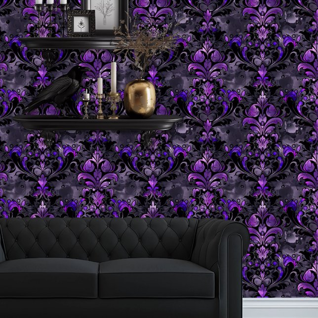 白い繊細ファンキーな紫 壁紙 (Whimsigoth Dark Purple and Black Damask wallpaper behind a black couch and goth floating shelves)