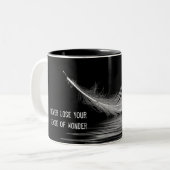 白い羽毛と引用文 ツートーンマグカップ (正面左)