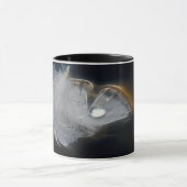 白い羽毛の上の水滴 マグカップ (中央)