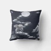 白い翼の馬：月に照らされた空。 クッション (裏面)