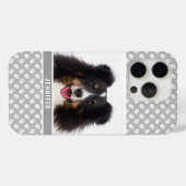 白い肉球のグレーの背景と名前付きのカスタムペット写真 Case-Mate iPhoneケース (裏面 (横))