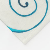 白い背景が付いている金めっきされたインディゴの花 フリースブランケット (角)