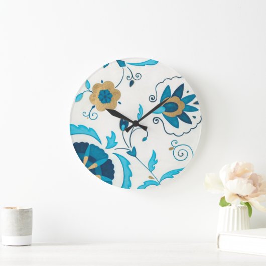 白い背景が付いている金めっきされたインディゴの花 ラージ壁時計 (ホーム)