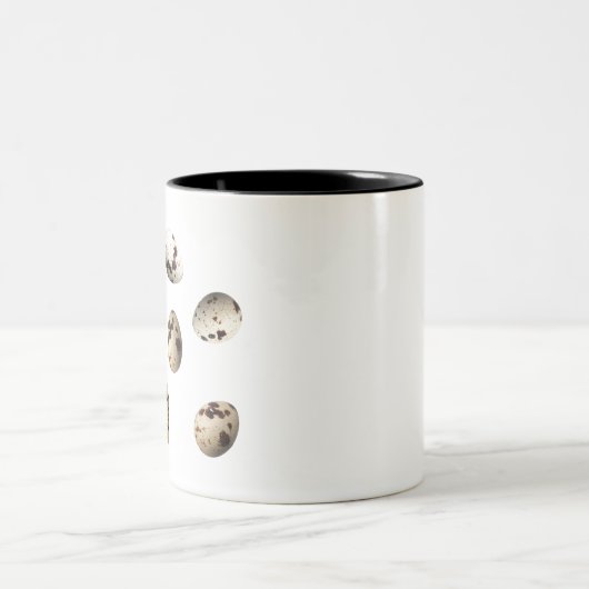 白い背景で新鮮なウズラの卵を分離 ツートーンマグカップ (中央)