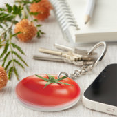 白い背景で隔離される新しく赤いトマト キーホルダー (正面右)