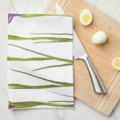 白い背景で隔離される紫色のアイリス キッチンタオル (四つ折り)