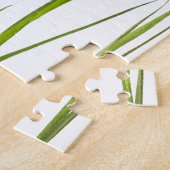 白い背景で隔離される紫色のアイリス ジグソーパズル (側面)