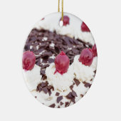白い背景と詳細の黒い森のケーキ セラミックオーナメント (右)