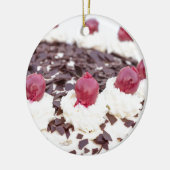 白い背景と詳細の黒い森のケーキ セラミックオーナメント (左)