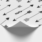 白い背景にトライバルの矢印が表示されます。継ぎ目のないパターン ラッピングペーパー (角)