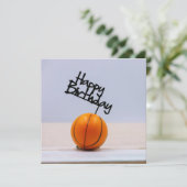 白い背景にハッピーバースデーを付けたバスケットボール (スタンド正面)