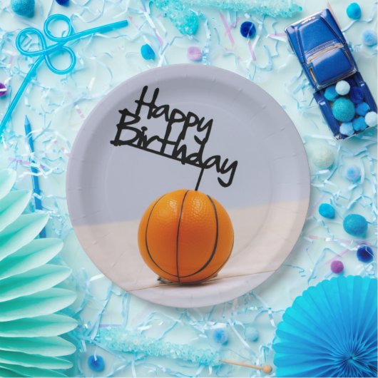白い背景にハッピーバースデーを付けたバスケットボール ペーパープレート (パーティー)