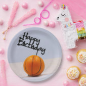 白い背景にハッピーバースデーを付けたバスケットボール ペーパープレート (パーティー)