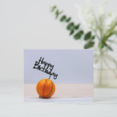 白い背景にハッピーバースデーを付けたバスケットボール ポストカード (スタンド正面)