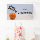 白い背景にハッピーバースデーを付けたバスケットボール 横断幕 (インサイチュ)