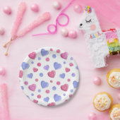 白い背景にピンクの青いハート。 ペーパープレート (パーティー)