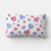 白い背景にピンクの青いハート。 ランバークッション (裏面)