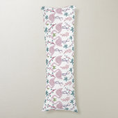 白い背景にピンクフラミンゴのシームレスパターン ボディピロー (正面縦)