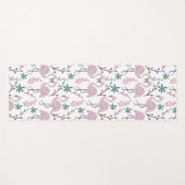 白い背景にピンクフラミンゴのシームレスパターン ヨガマット (正面(横))