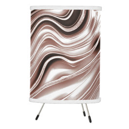 白い背景に光沢のある茶色の長い波状のトレース