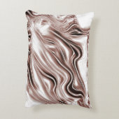 白い背景に光沢のある茶色の長い波状のトレース アクセントクッション (裏面(縦))